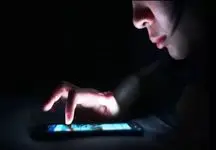 خطر پنهانی نور آبی: دلیل اصلی بی‌خوابی‌های شبانه